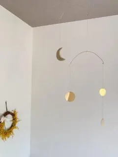 황동 및 초승달 모양의 모빌