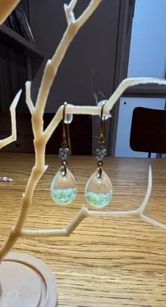 ハンドメイド 透明ドロップ型ピアス