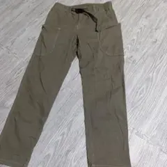 美品ポケットが便利なカーゴパンツ　アウトドアにも