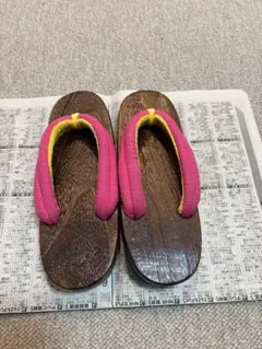 ピンクと黄色の鼻緒の下駄