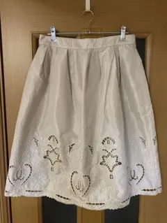 スーパービューティー　刺繍入りフレアスカート 42サイズのサムネイル