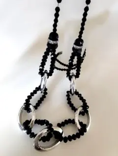 黒ビーズとキラキラ輪っかのカジュアルネックレス