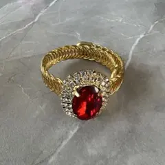 ゴールド ツイストデザイン バングル 赤色石