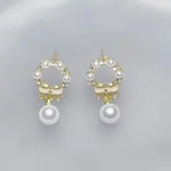 パールリボンデザインピアス ピアス　ホワイトピアス　両耳ピアス　日常ピアス
