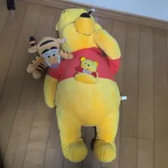 プーさんとティガーのぬいぐるみとプーさんバッジ