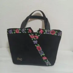 花柄刺繍付き黒ハンドバッグ