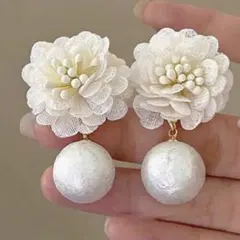 ピアス フラワー コットンパール 軽量　春　かわいい　上品　パール キャッチ付き