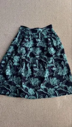 ドゥクラッセ　フレアスカート ネイビー 花柄刺繍 M sizeのサムネイル