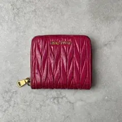 MIU MIU マテラッセ コンパクトウォレット ピンク レザー ゴールド金具