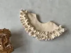 ベージュ フリル付き スタイ