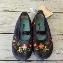 Hushush キッズシューズ 13cm 花柄刺繍 デニム風　タグ付き新品のサムネイル