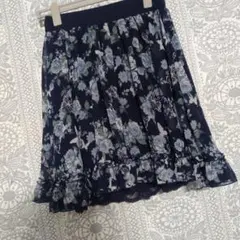 アクシーズファム美品ネイビー 花と蝶々柄 フレアスカート