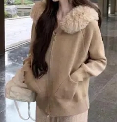 ファー付きベージュニットパーカー