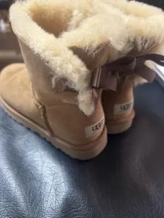UGG ベージュ リボン付きムートンブーツ