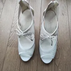 Kanematsu ホワイト メッシュ オープントゥ パンプスのサムネイル