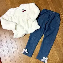 もこもこ　ボアトレーナー　チェリー　ホワイト　リボン付き　デニムパンツ　ネイビー