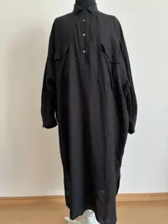美品 ドレステリア リネン100% レギュラーカラー長袖シャツ黒変形後ろ 