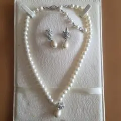 パール風とクリスタルのネックレスとイヤリングセット