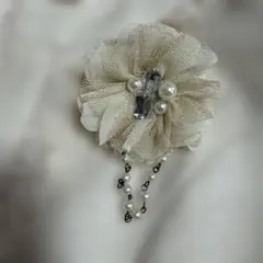 ベージュアイボリー系レースのコサージュブローチ　パール　ビジュー
