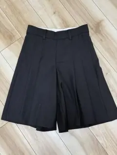 黒のプリーツハーフパンツ