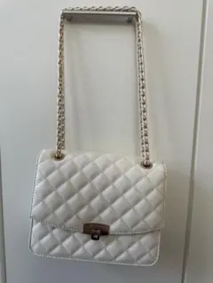 【CHARLES & KEITH】ホワイトキルティングショルダーバッグ