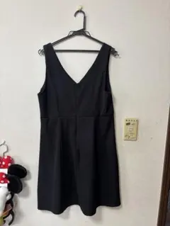 黒のVネックノースリーブひざ丈ワンピース