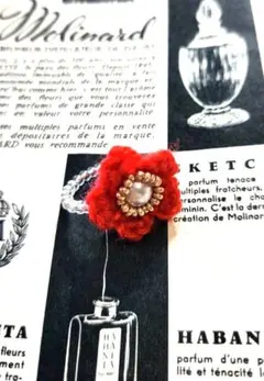 赤い花のイヤーカフ　編み物