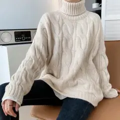 アイボリー ケーブルニット タートルネック セーター