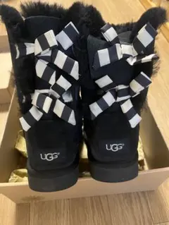 ほぼ未使用　23㎝　UGG ストライプリボン　ムートンブーツ　ブラック　黒のサムネイル