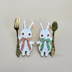 【ピンバッジ】フォークとスプーンを持ったうさぎさん ＊ メルヘン 2個セット