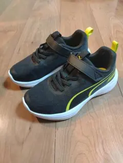 Puma 黒/黄色 キッズスニーカー ベルクロストラップ付き　19センチ