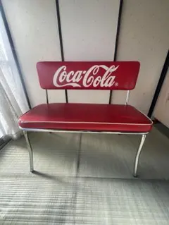 Coca-Cola ロゴ入り赤いベンチ
