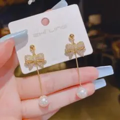 ピアス　パールピアス　リボン　ゴールド　ラインストーン　キラキラ　ビジュー