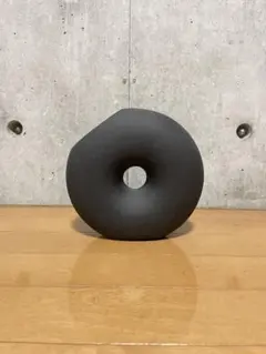 黒いドーナツ型陶器花瓶 フラワーベース