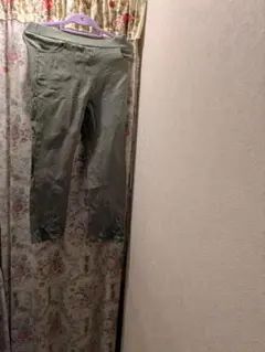 オリーブグリーン刺繍スリムフィットパンツ