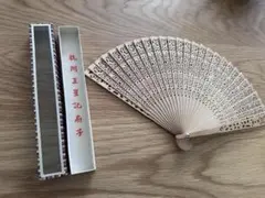 中国伝統工芸品 木製 透かし彫り 扇子 赤いタッセル付き 箱入り年代物