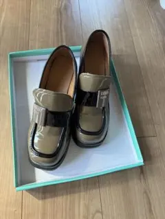 ベージュと黒のストラップ付きパンプス