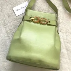 【希少色】フェラガモ ワンショルダーバッグ ダブルガンチーニ ターンロック 巾着