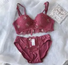 新品！XLサイズ　シームレスブラ　レッド　ノンワイヤー　レース　美胸　通気性