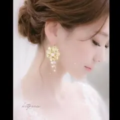 No.105 大ぶり 艶ゴールドフラワー×粒パールのゆらゆらピアス イヤリング