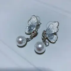 蝶とパールのピアス　バタフライパール　ライトブルーグレー