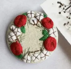 バラとコットンフラワーのクリスマスリース刺繍ブローチ　ハンドメイド