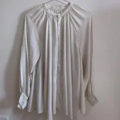 アイボリー パールボタン付き長袖シャツ