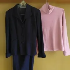 紺色パンツスーツ＆セーター