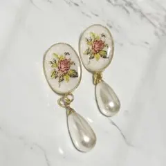 花柄パール風チャームイヤリング