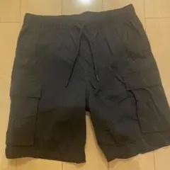 H&M レギュラーカーゴショートパンツ ブラック Sサイズのサムネイル