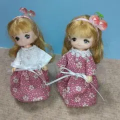 ミキちゃんマキちゃん　ハンドメイド　紅色の花柄のお洋服
