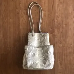 美品　ヘビ柄ラウンドショルダーバッグ