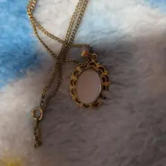オーバル型ホワイトペンダントネックレス