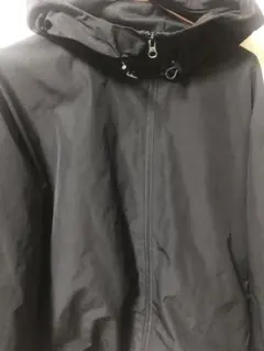 黒いナイロンジャケット フード付き